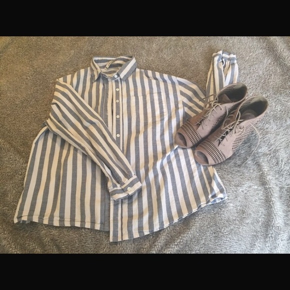❤️❤️ Boutique Striped Button Down - Picture 1 of 2